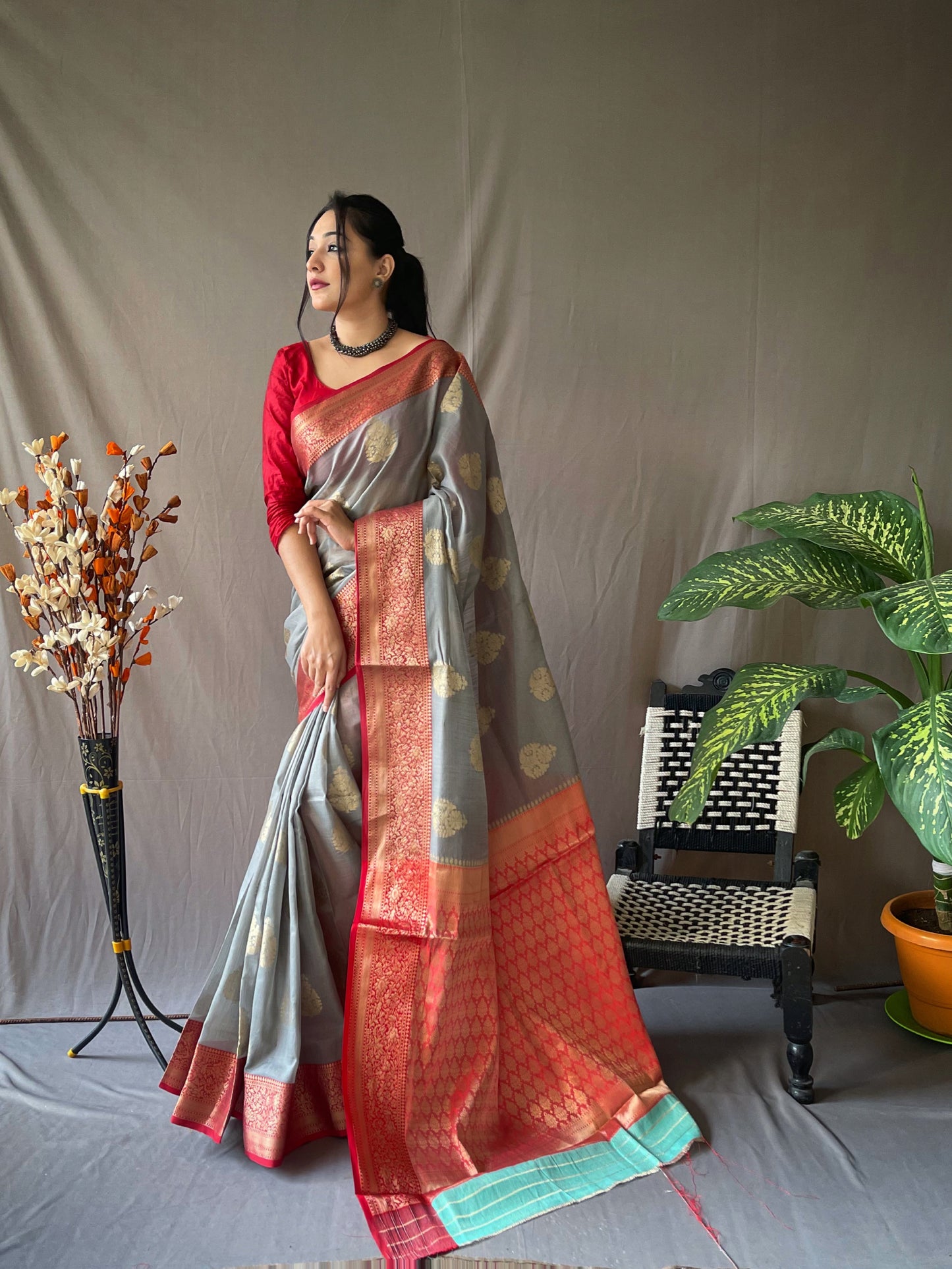 Gray Soft Linen Weaving Sarees With Contrast Weaving Border And Pallu. Paired With Contrast Unstitched Blouse