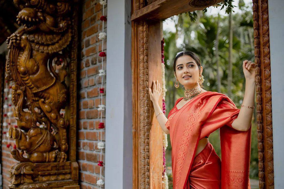 Designer Red Colour Banarasi Beautiful Saree With Blouse