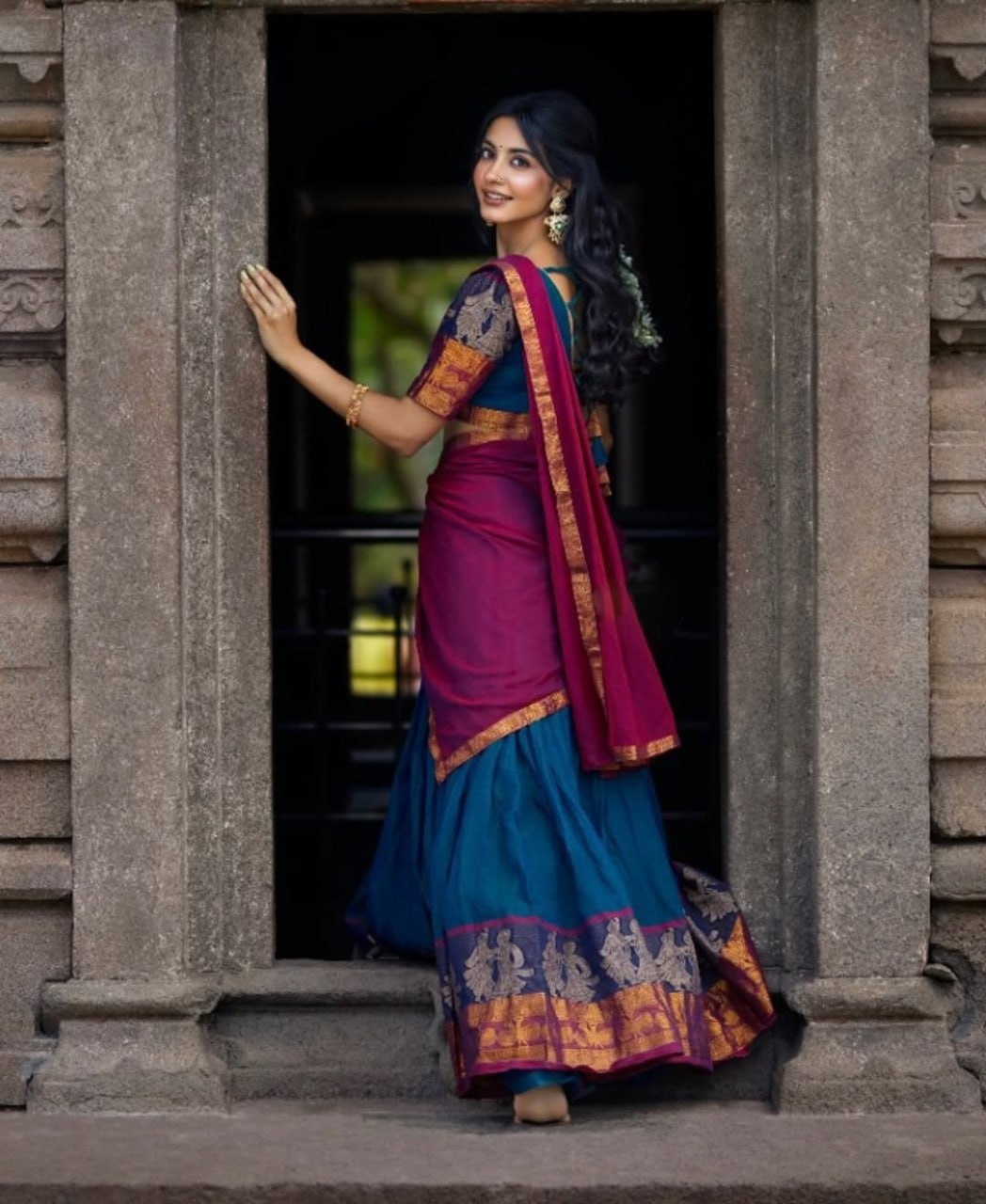 Pavadai dhavani Kanchi cotton with figurine zari border
