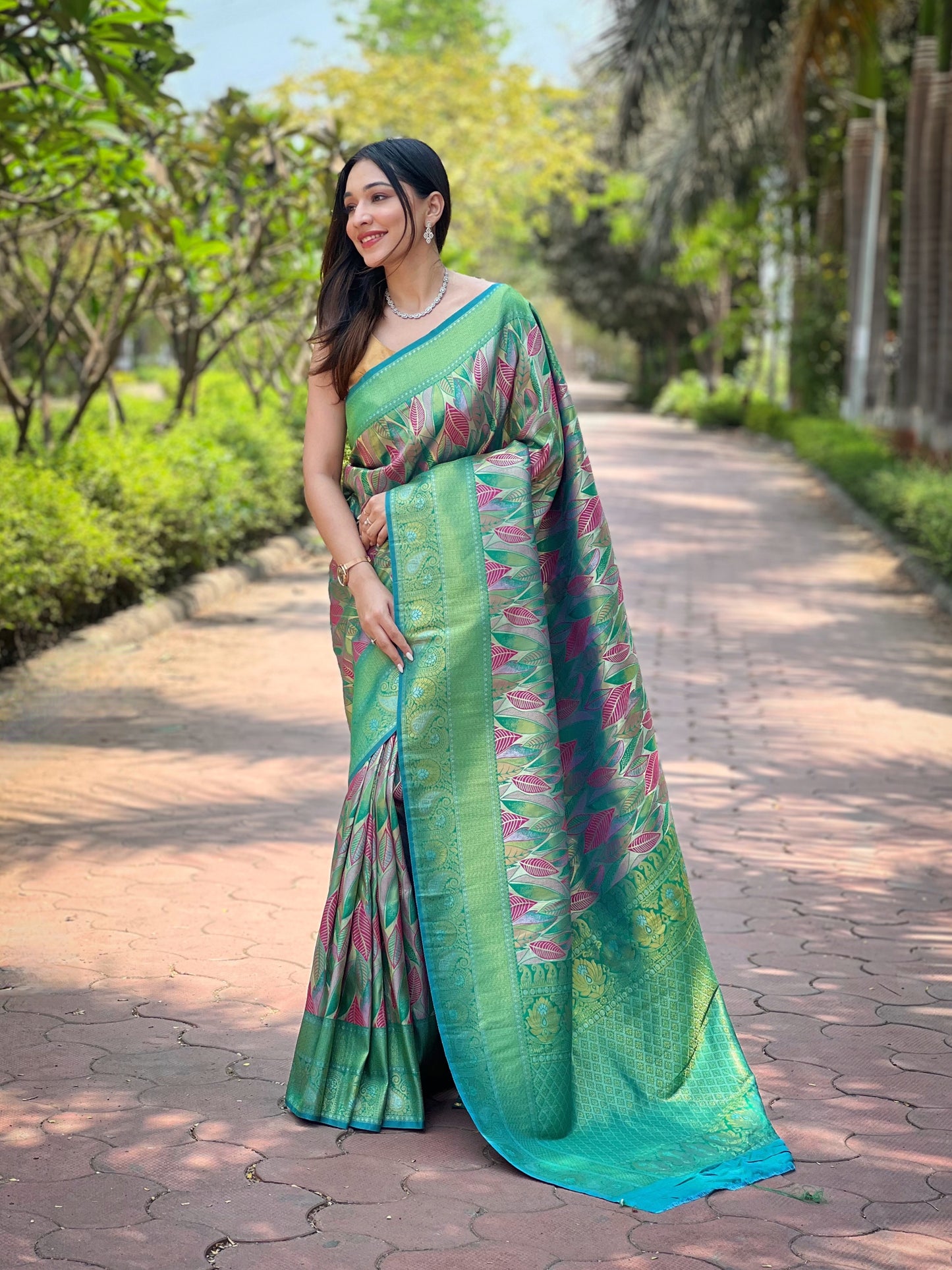 Rama Kanjivaram Silk Saree With Intricate Blouse Piece