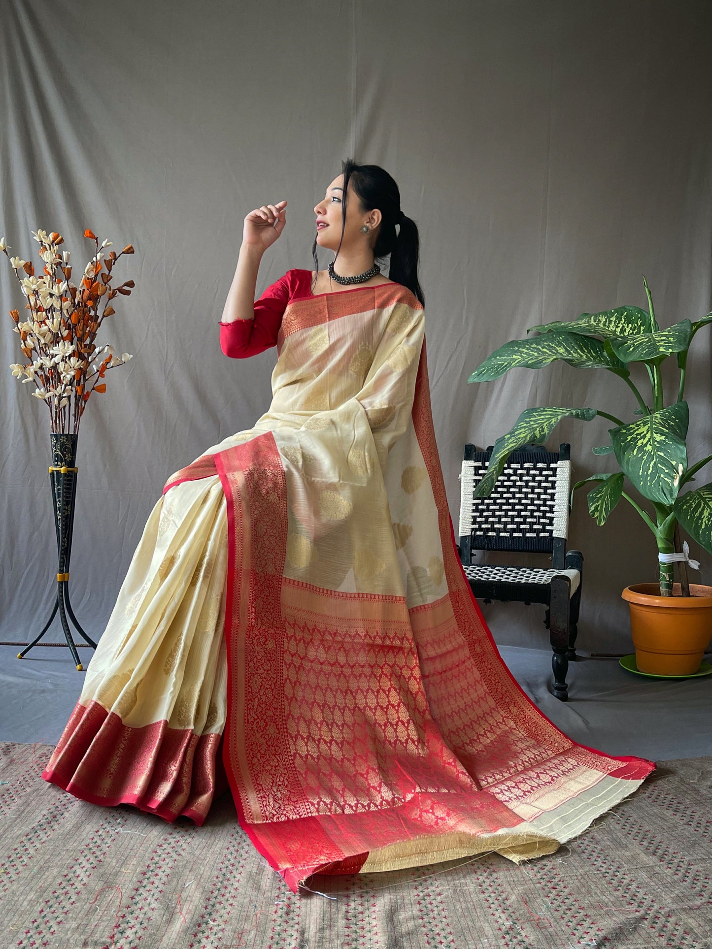 Cream Soft Linen Weaving Sarees With Contrast Weaving Border And Pallu. Paired With Contrast Unstitched Blouse.