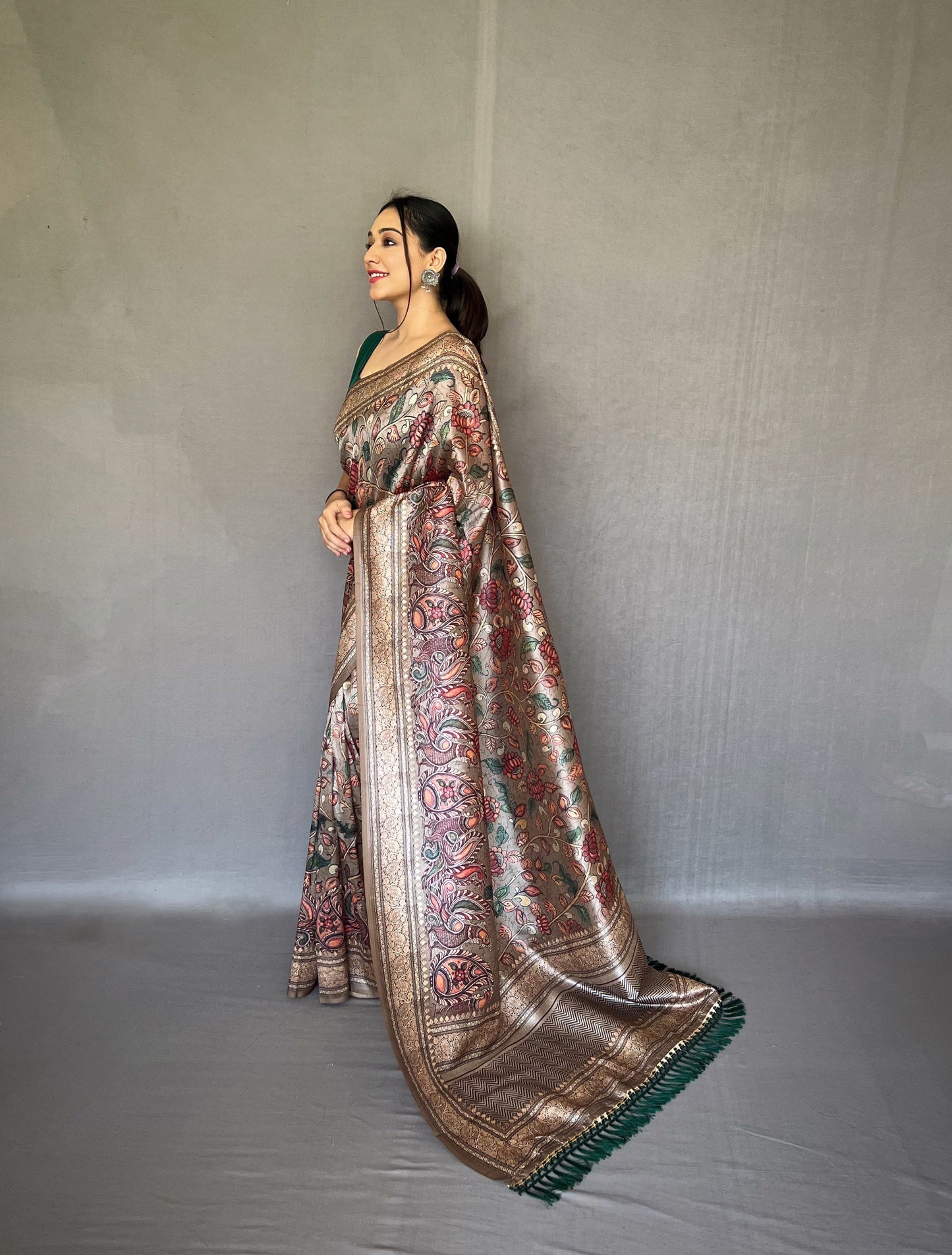 Grey Diva Soft Silk Saree With Kalamkari Fusion Print