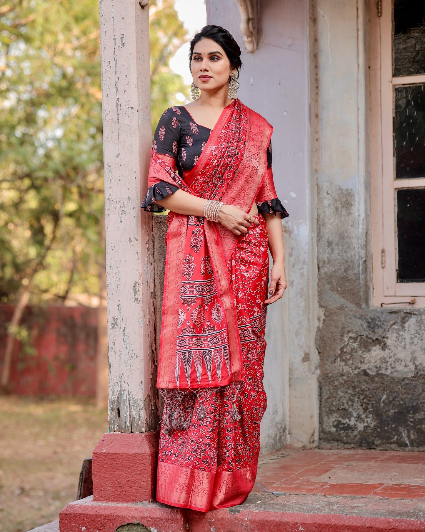 PURE SILK DIGITALLY PRINTED SAREE WEAVED WITH GOLDEN ZARI COMES WITH TASSELS