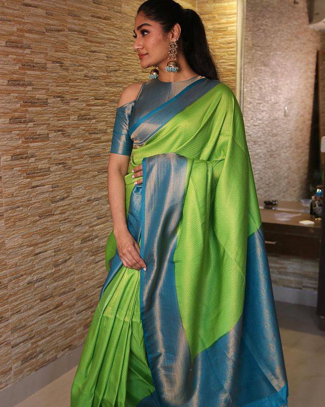 Royal Green Banarasi Beautiful Zari Work In Form Of Traditional Motifs Soft Silk Saree